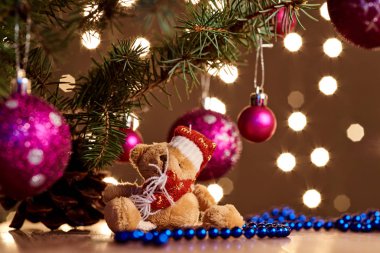 Yeni yıl oyuncaklar Noel ağaçları ve çelenk arka plan üzerine bir bileşimi