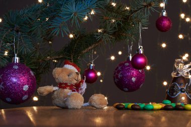 Yeni yıl oyuncaklar Noel ağaçları ve çelenk arka plan üzerine bir bileşimi