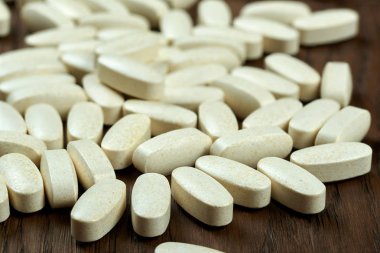 Masanın üzerine dağılmış Tablet.