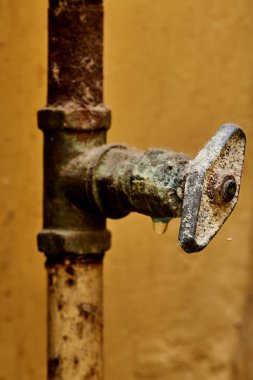 Paslı bir boruya vinç.