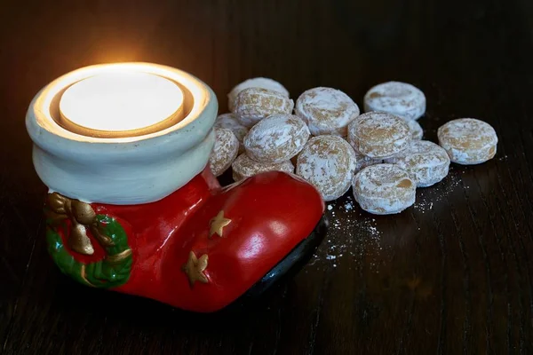 Bonbons crémeux en poudre avec un chandelier en forme de botte . — Photo
