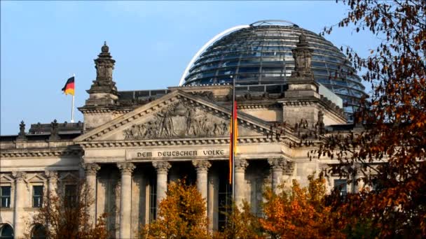 O bulding Reichstag em Berlim, Alemanha — Vídeo de Stock