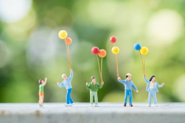 Aile günü ve çocuk kavramı. Çocuk minyatür insanlar f grubu