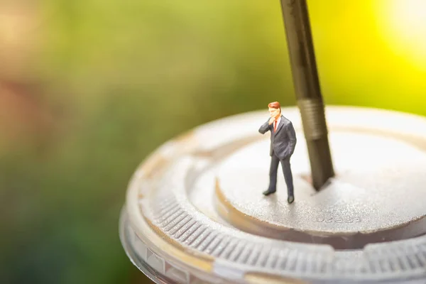 Imprenditore miniatura persone figura in piedi e pensare su pla — Foto Stock