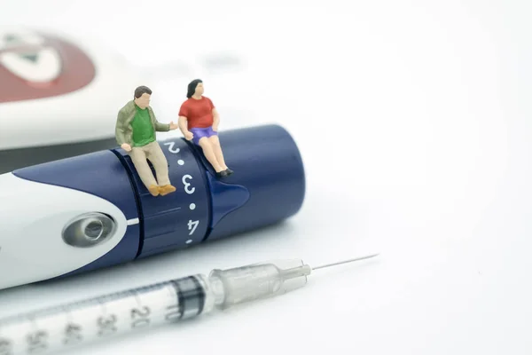 Lancet üzerinde oturan şişman adam ve şişman kadın minyatür insanlar rakam 