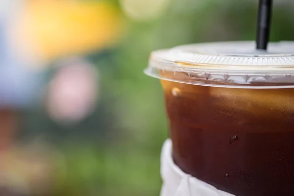 Close up di plastica take away tazza di caffè freddo nero americano wi — Foto Stock