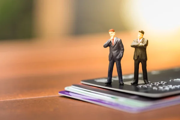 İş, finans ve e-ticaret kavramı. İki işadamı miniatu