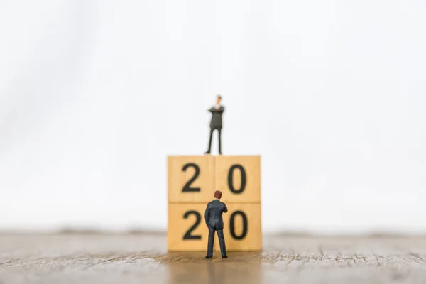 2020 yılbaşı ve İş Planlama konsepti. İki otobüsü kapatın.