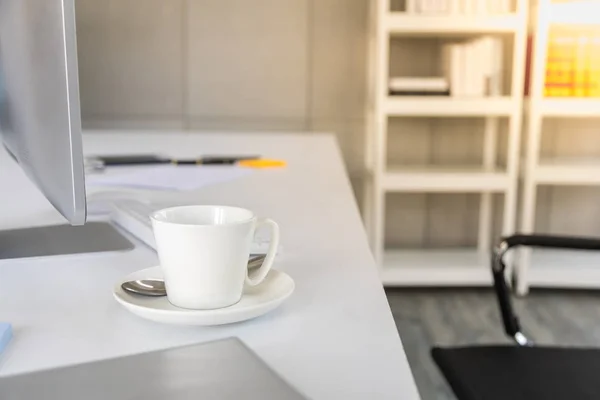 Concept d'entreprise et de travail. Gros plan de tasse blanche de cof chaud — Photo