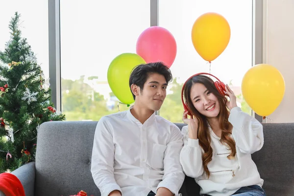 Happy New Year, Xmas and couple concept. Asian young man and wom — Stock Photo, Image