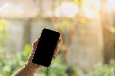 Teknoloji kavramı. Mobil akıllı kadının elini tut.