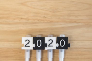 2020 yılbaşı konsepti. Tahtadaki kauçuk yap-boz numarasına yaklaş