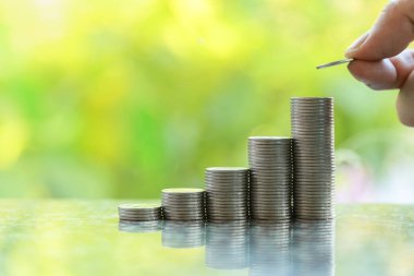 İş, para, tasarruf ve güvenlik kavramı. Erkeğe yaklaş.