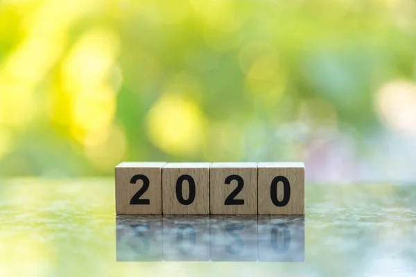 2020年新年概念。 木块玩具在g上的闭合 — 图库照片