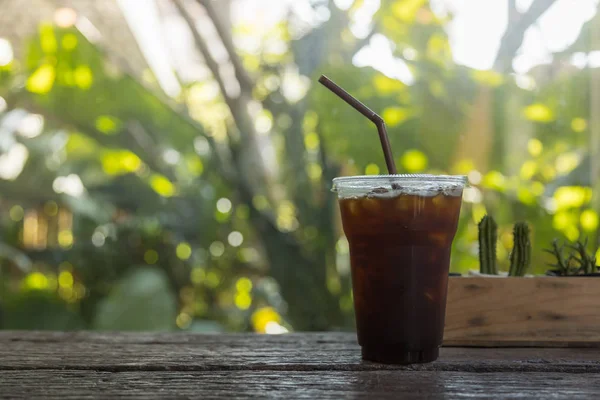 Gros plan de emporter tasse en plastique de café noir glacé (américain — Photo