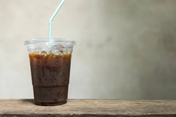 Gros plan de emporter tasse en plastique de café noir glacé (américain — Photo