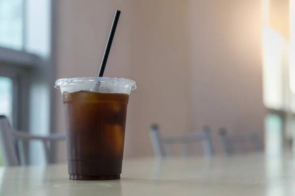 Gros plan de emporter tasse en plastique de café noir glacé (américain — Photo