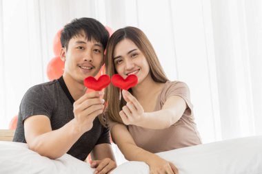 Çift, Aşk ve Sevgililer Günü Konsepti. İki gülümseme portresi