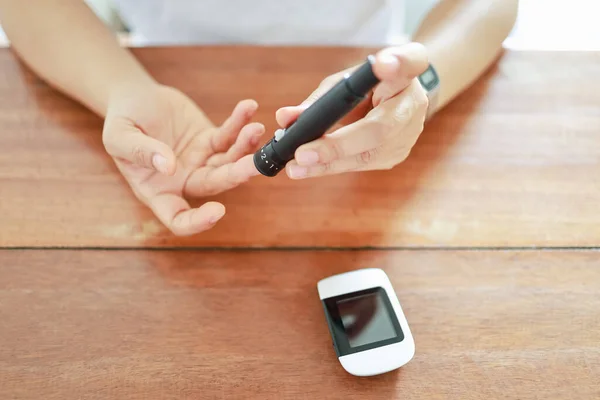 Close Woman Hands Using Lancet Finger Check Blood Sugar Level — Stock Photo, Image