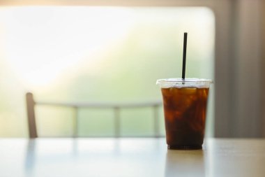 Lokantada fotokopi sehpası olan plastik buzlu kahve bardağını kapat..