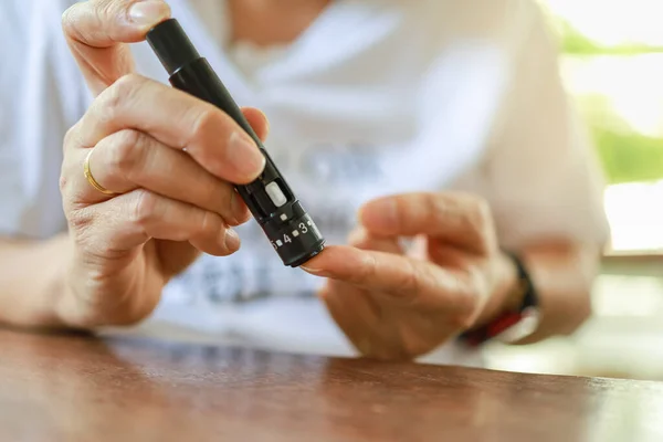 Close Man Hands Using Lancet Finger Check Blood Sugar Level — Stock Photo, Image