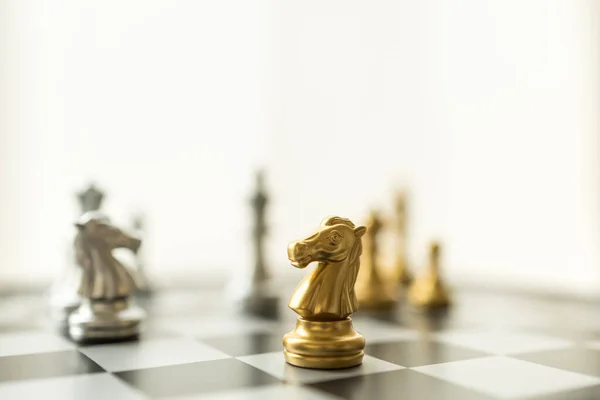 体育棋类游戏 商业和规划概念 棋盘上骑士棋子与其他棋子的镶嵌 — 图库照片