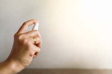 Sağlık, Sağlık, Corona Virüsü (COVID-19) ve Mikrop Koruma Konsepti. El ele tutuşup küçük bir şişe alkol kullanarak uzayın fotokopisini çekmek için% 70 'lik sprey sıkın..