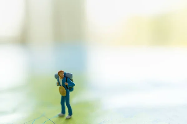 Concetti Viaggio Traveler Figure Miniatura Persone Con Zaino Piedi Sulla — Foto Stock