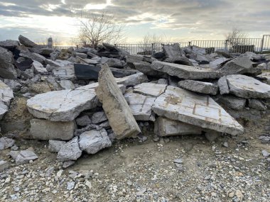 Çöp konsepti çevre felaketi. Bulutlu bir günde, şehirdeki bir caddedeki çöp sahasının fotoğrafı. Yapı atıkları