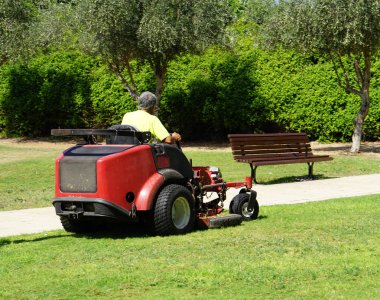 Otomatik çim biçme makinesi