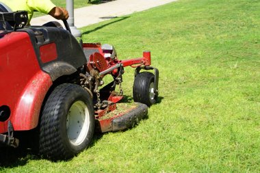 Otomatik çim biçme makinesi