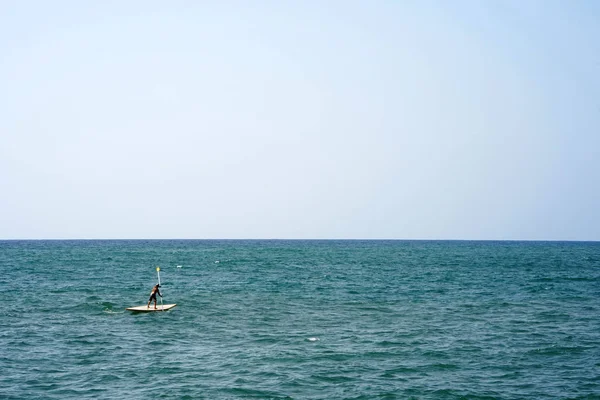 Denizdeki bir gemide tek yüzücü