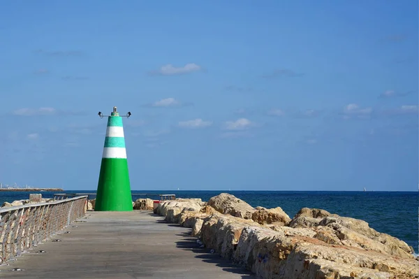 Farol na baía do mar — Fotografia de Stock