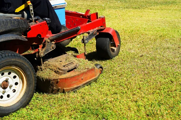 Auto cortador de grama — Fotografia de Stock