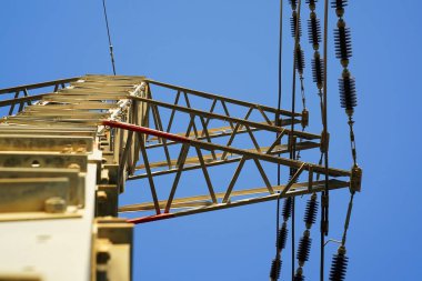 Yüksek gerilim elektrik direkleri