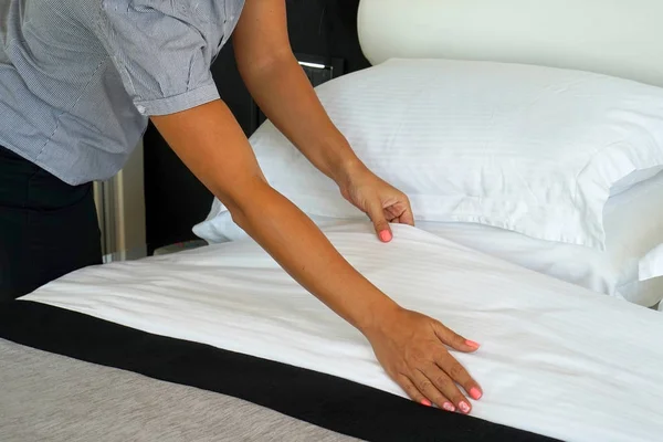 Pokojówka co łóżko — Zdjęcie stockowe