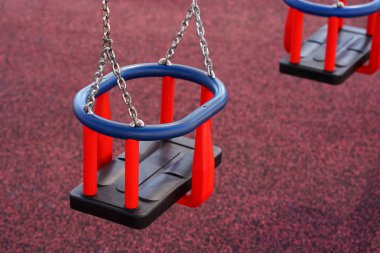 Parkta bebek salıncak