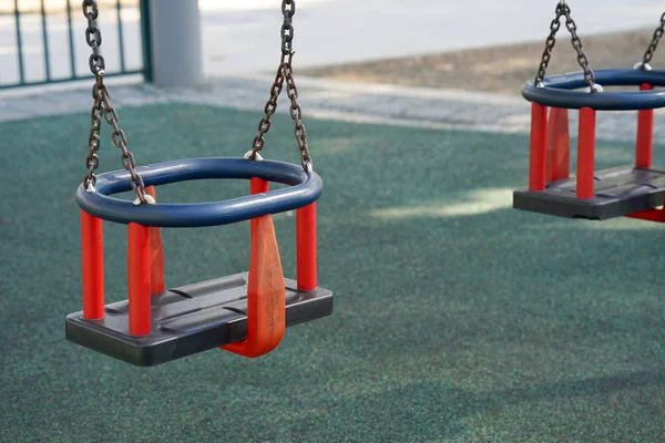 Parkta bebek salıncak