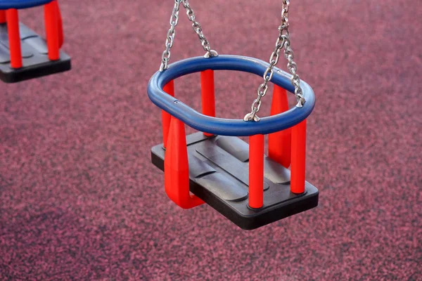 Parkta bebek salıncak