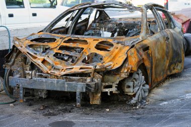 Yol kazası kaza veya kundaklama ateş tekerlek araba araç önemsiz yanmış