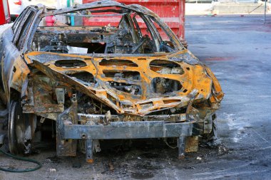 Yol kazası kaza veya kundaklama ateş tekerlek araba araç önemsiz yanmış