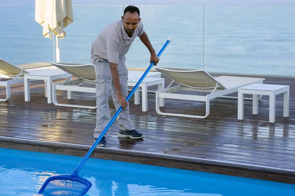 Hotelangestellte beim Putzen des Pools — Stockfoto
