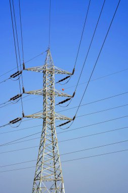 Yüksek gerilim elektrik direkleri