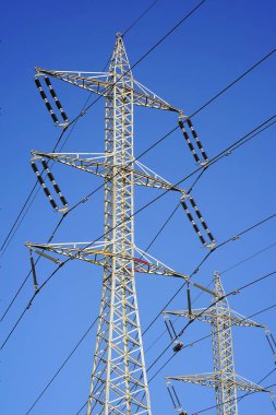 Yüksek gerilim elektrik direkleri