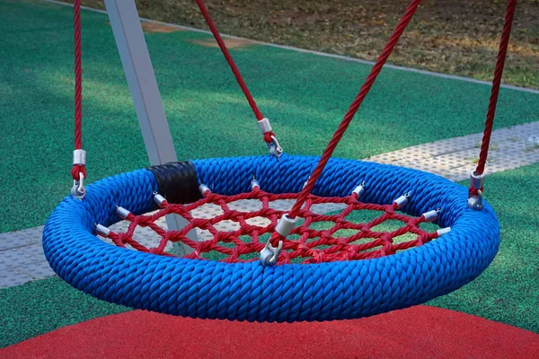 Parkta bebek salıncak