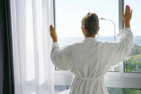 A fiatal lány ablak nézett a tenger közelében. Napsütéses reggel. — Stock Fotó
