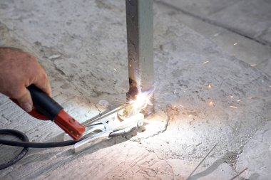 Kaynak ile çalışan bir erkeğin