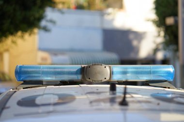 Polis arabasının üstüne Mavi ışıklar