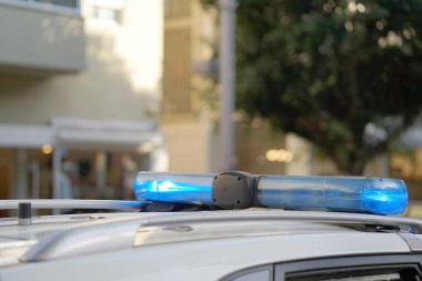 Polis arabasının üstüne Mavi ışıklar
