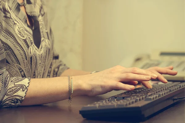 El oficinista imprime en el teclado —  Fotos de Stock